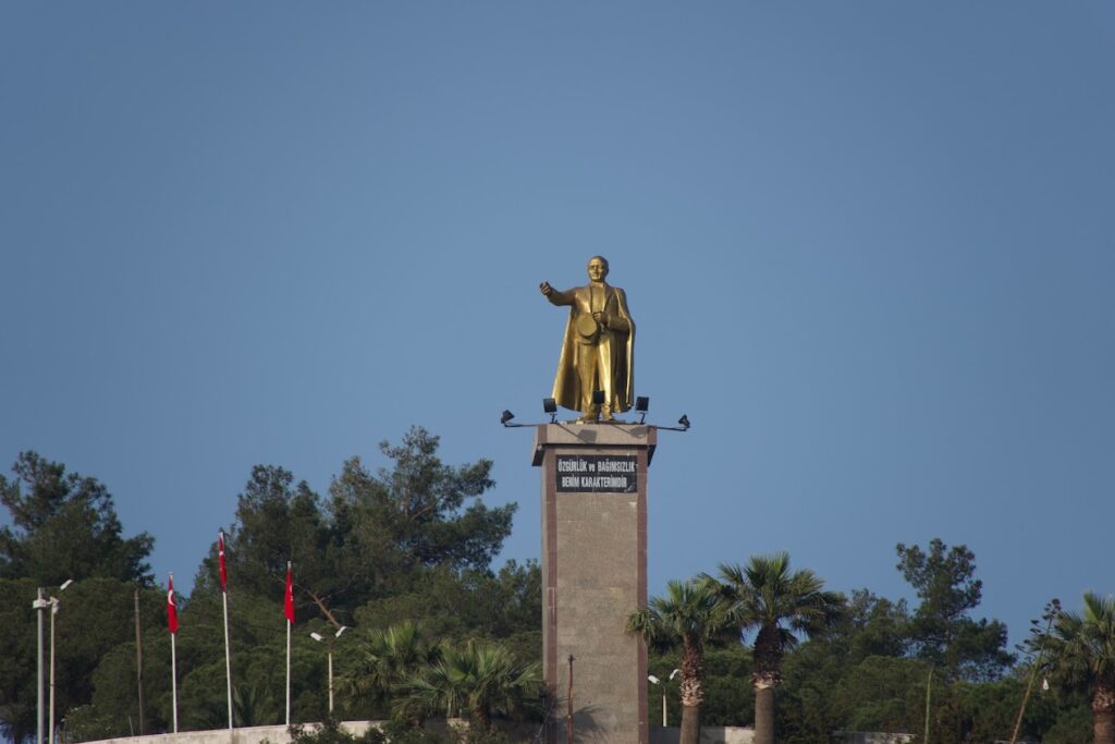 Kuşadası Atatürk Anıtı